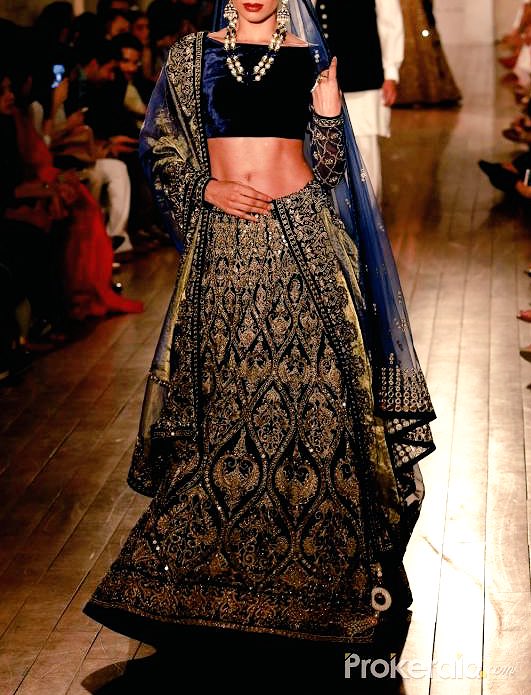 IndianCouturee's tweet photo. Manav Gangwani at India Couture Week 2016 https://t.co/vHQtN27wBP