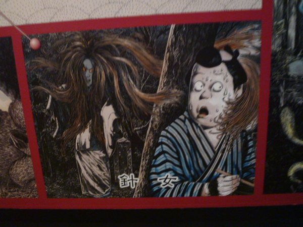 妖怪カルテ A Twitter 針女 ハリオナゴ 長いざんばら髪の先端に鈎針状の鉤が備わっている 夜道で男に微笑みかけ 笑い返した者を髪 を振り乱しながら追いかけ 髪の鉤で捕らえる 一度捕まると大男でも身動きが取れなくなり そのままどこかへ連れ去られるとされ