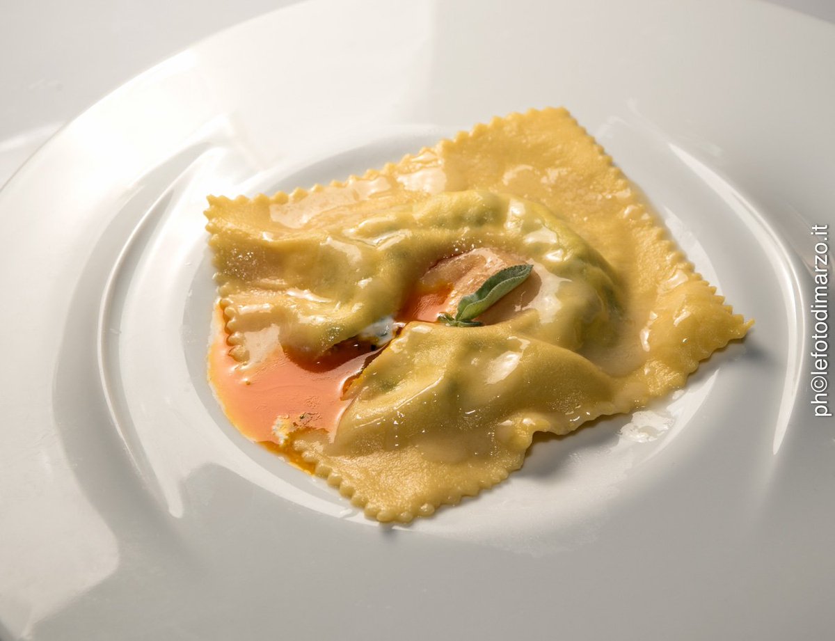 ICIFitalia's tweet photo. #ricetta #icif #recipe #raviolone al #tuorlo d'#uovo
Big #raviolo with #egg #yolk
#cooking #lesson #lezione #cucina https://t.co/gTGtNsiDoj