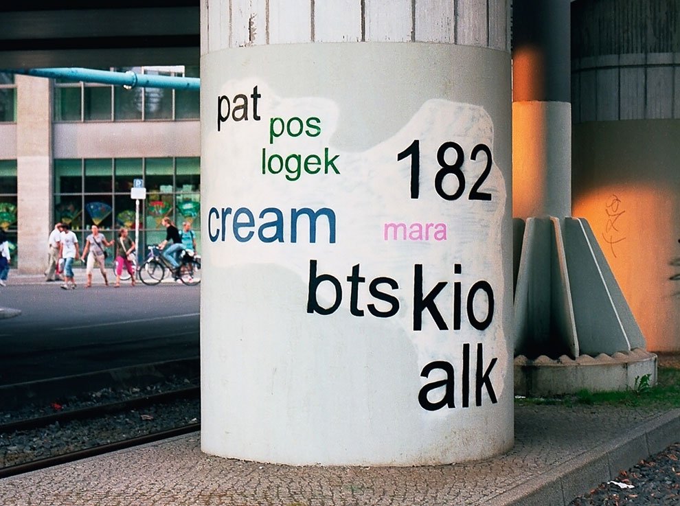 lacriaturacreat's tweet photo. Muy grande este artista callejero se dedica a hacer legibles los grafittis de la calle 😂 https://t.co/Sv6HOnaHJP https://t.co/mOVdQeH7Q6
