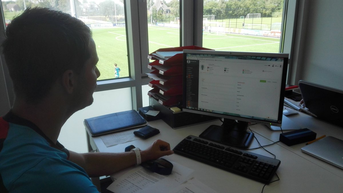KoenCOACHINSIDE's tweet photo. Managing #personalprofiles in #SoccerLAB @AZAlkmaar & @AZJeugd with @BartHeuvingh https://t.co/Cmx0xgT4dA