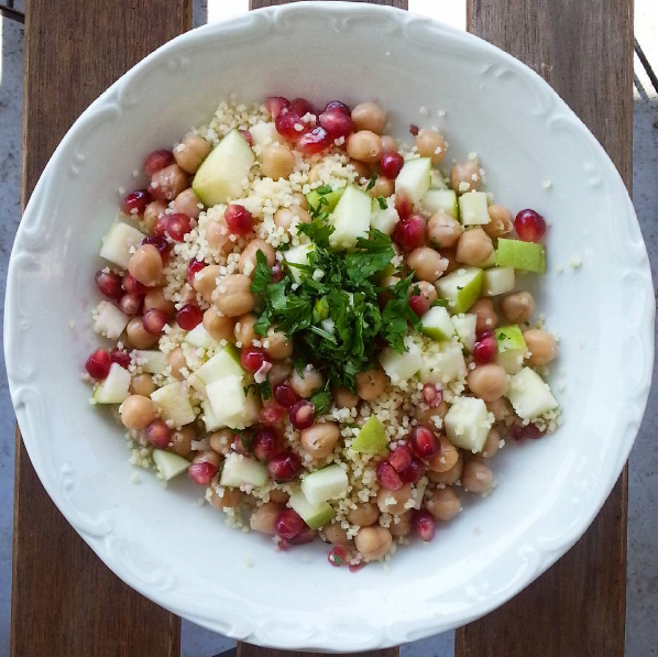 lesraconteuses's tweet photo. Salade de pois chiches, couscous pomme et grenade. #stayfit #healthyliving #healthy #healthyfood #vegan #vegetarian https://t.co/2ZxLpajQ9s
