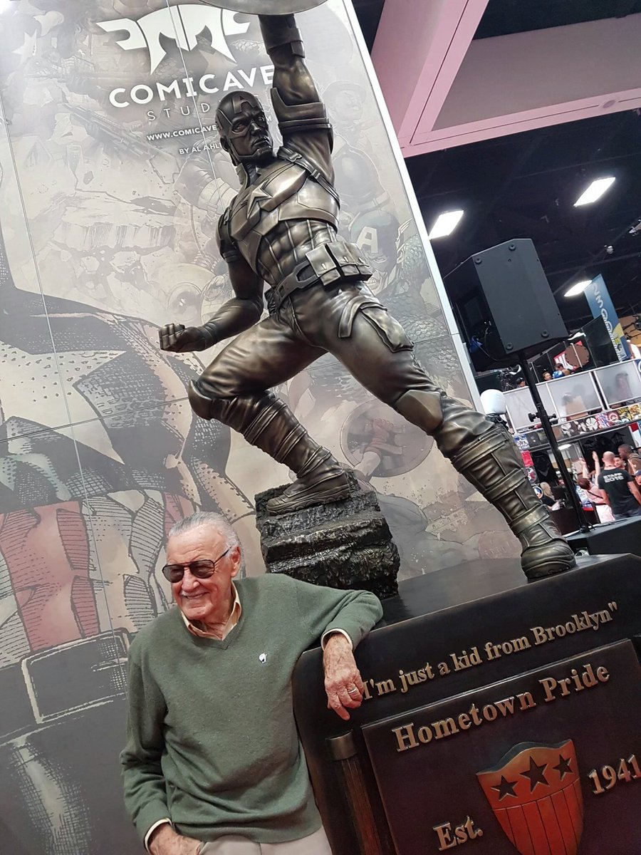 Elphaba_de_Oz's tweet photo. Si no has visto a #StanLee en la Comic Con de San Diego es porque no has querido. Omnipresente Stan!! 🙌✌ #CCSD2016 https://t.co/MPMekbNQIk
