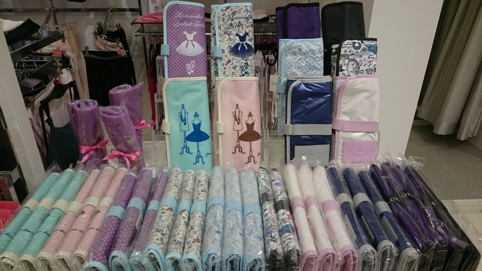 チャコット名古屋店 Auf Twitter 新作ロールケース入荷 トゥシューズロールケースの種類がたくさん揃っています 発表会やコンクールのプレゼントに またご自身へのご褒美にいかがですか チャコット トゥシューズ ロールケース バレエ用品 チャコット名古屋店 Auf Twitter 新作ロールケース入荷 トゥシューズロールケースの種類がたくさん揃っています 発表会やコンクールのプレゼントに またご自身へのご褒美にいかがですか チャコット トゥシューズ ロールケース バレエ用品