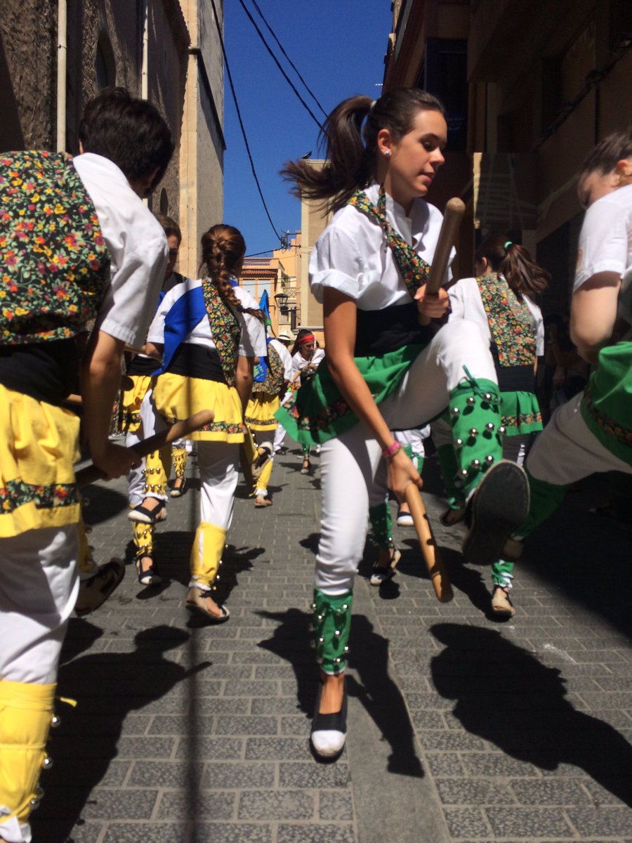 Ball_Bastons's tweet photo. Ep! Sotacama al carrer del peix!! Visca el ball de bastons!! @LEmbarcada @AdSantaAnna #SANTAANNA2016 https://t.co/h8YdrMpKcN