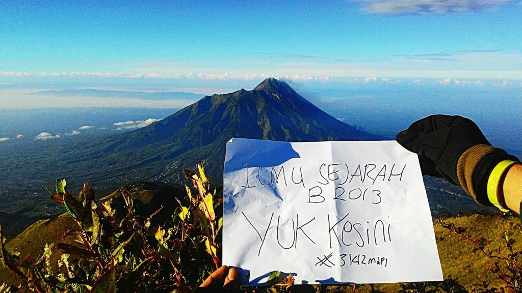 HistoryB2013's tweet photo. Salam dari Merbabu sana https://t.co/fG2Ok1Xnj4