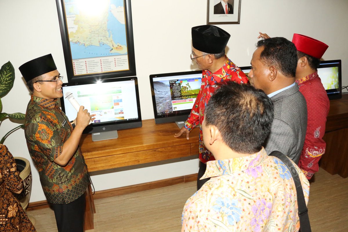 tul_har's tweet photo. DPR RI Komisi II tinjau pelayanan publik di Kab.Bwi @banyuwangi_kab @a_azwarnas https://t.co/yXlr8cRhK8