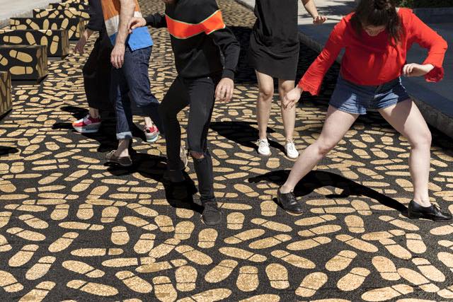 Montreal'de yaya yolu dev bir dans pistine dönüştü.