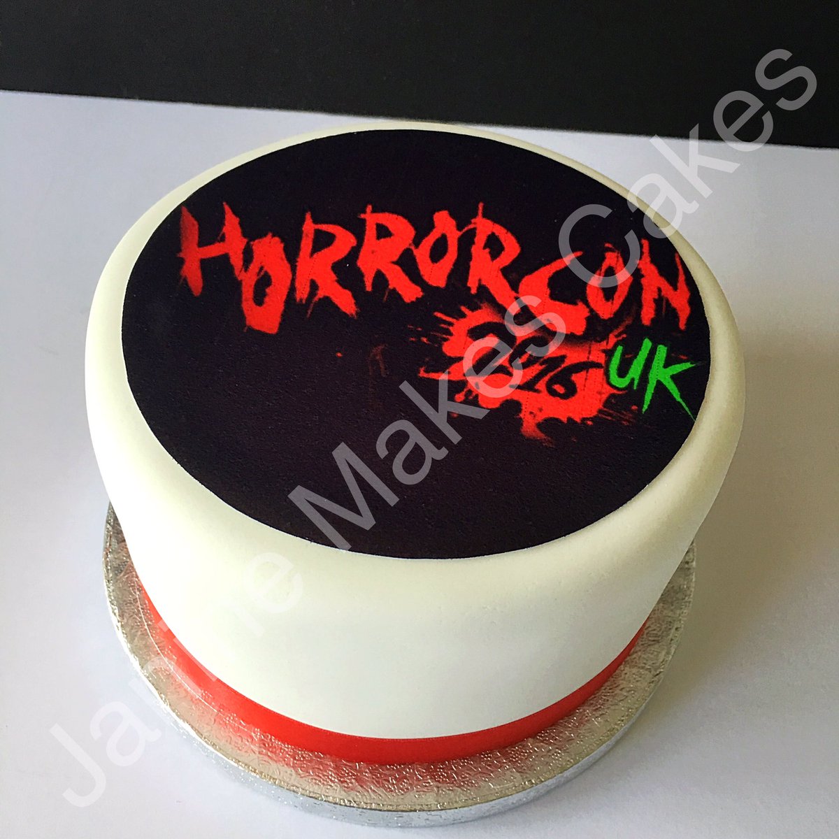 Jmakescakes's tweet photo. @Horrorconuk cake #horrorcon2016 #cake #horror https://t.co/lHw751zIjZ