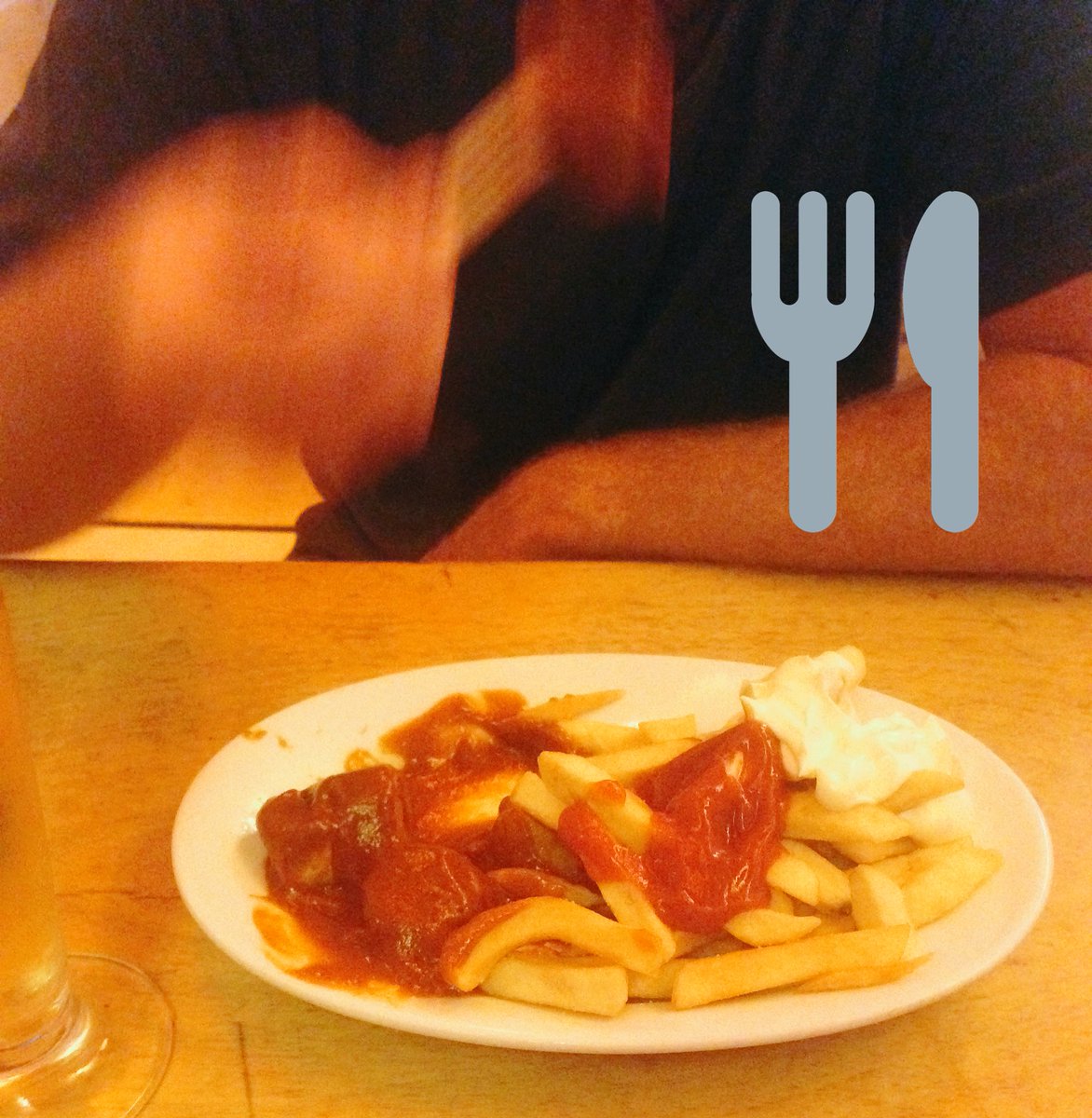 Mimmmii's tweet photo. Currywurst! Of course at #bergwolf in #münchen. Basically lived off this stuff during Uni. #junkfoodmemories https://t.co/jpzKeMwA4U