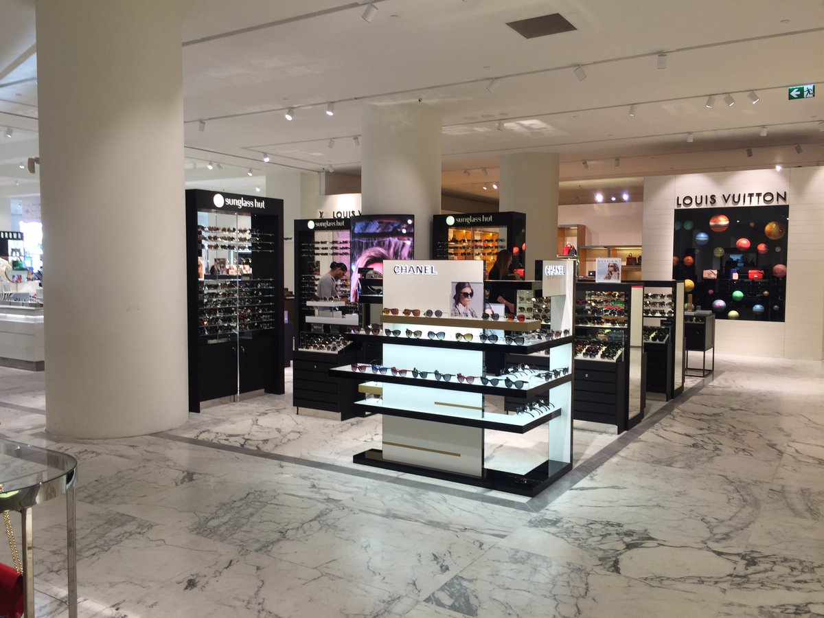 PaddyErve's tweet photo. We did it!! @deBijenkorf @sunglasshut @ColetteVos Proud 😊 https://t.co/sh1XT1yVWM
