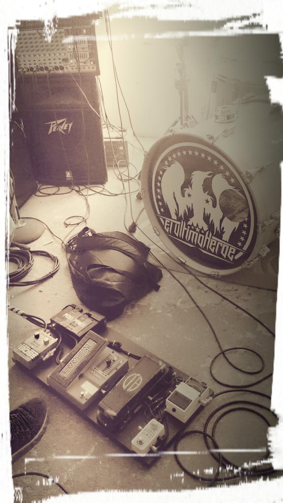 HueleALegion's tweet photo. Ya están trabajando para sacar nueva música mis @UltimoHeroeRock contrataciones con un servidor lml lml https://t.co/F6ZDZb4tXe