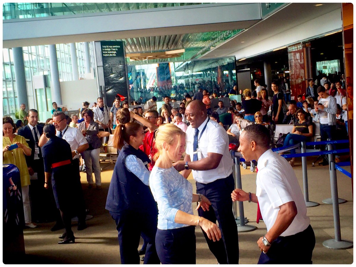 GlobalAvGeek's tweet photo. @airfrance offre un air de #salsa à ses clients à destination de la #Havane #Cuba #PaxEx #AvGeek | @GlobalAvGeek https://t.co/aHwSVcVHhR