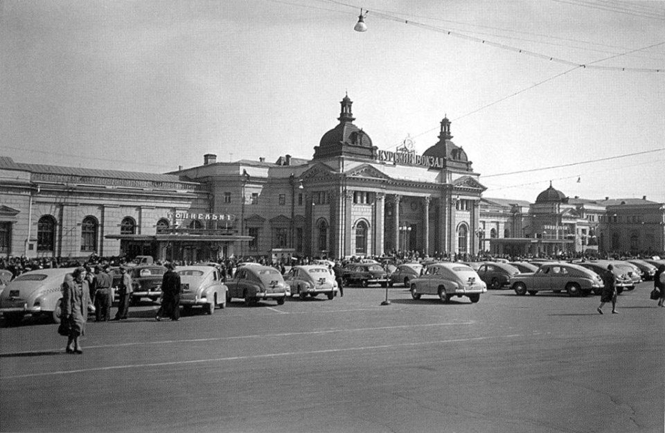 Продолжаем ретроспективу московских вокзалов: на фото Курский вокзал рубежа 50-60 годов — еще до реконструкции.
#РЖД