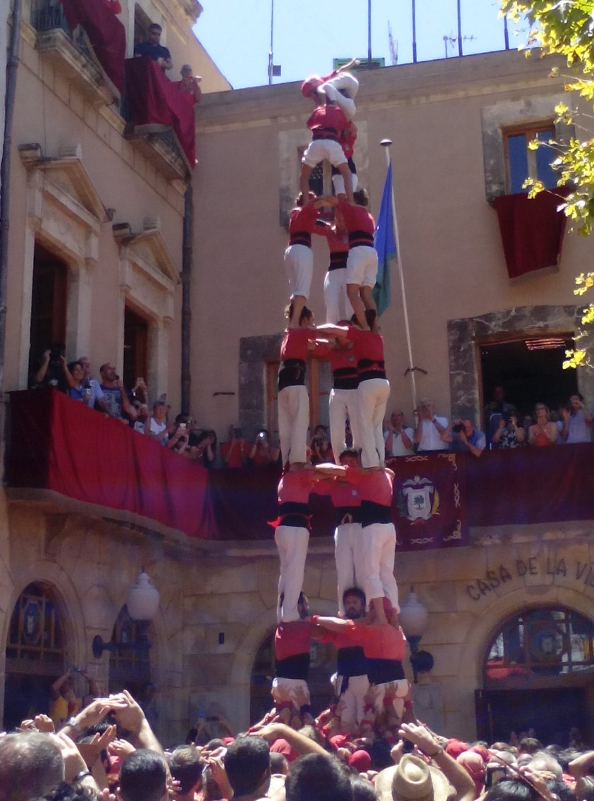 el3devuit's tweet photo. Els @nensdelvendrell inicien la diada de #SantaAnna2016 amb un 3d8 descarregat #fmelvendrell https://t.co/9yr5G8u5CK