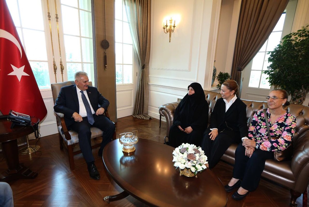 BY's tweet photo. Kamyonla Taksim’e çıkan,ona eşlik eden,tankın önüne yatan,ZPTleri güvenli alana çeken ve darbeyi önleyen vatandaşlar https://t.co/4kyBdIU4fq