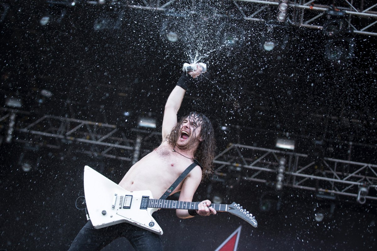 RamblinManFair's tweet photo. How to open beer at #RMFair2016 courtesy of @Airbourne 
Photo: @gcdphotography https://t.co/emtSijpwhN