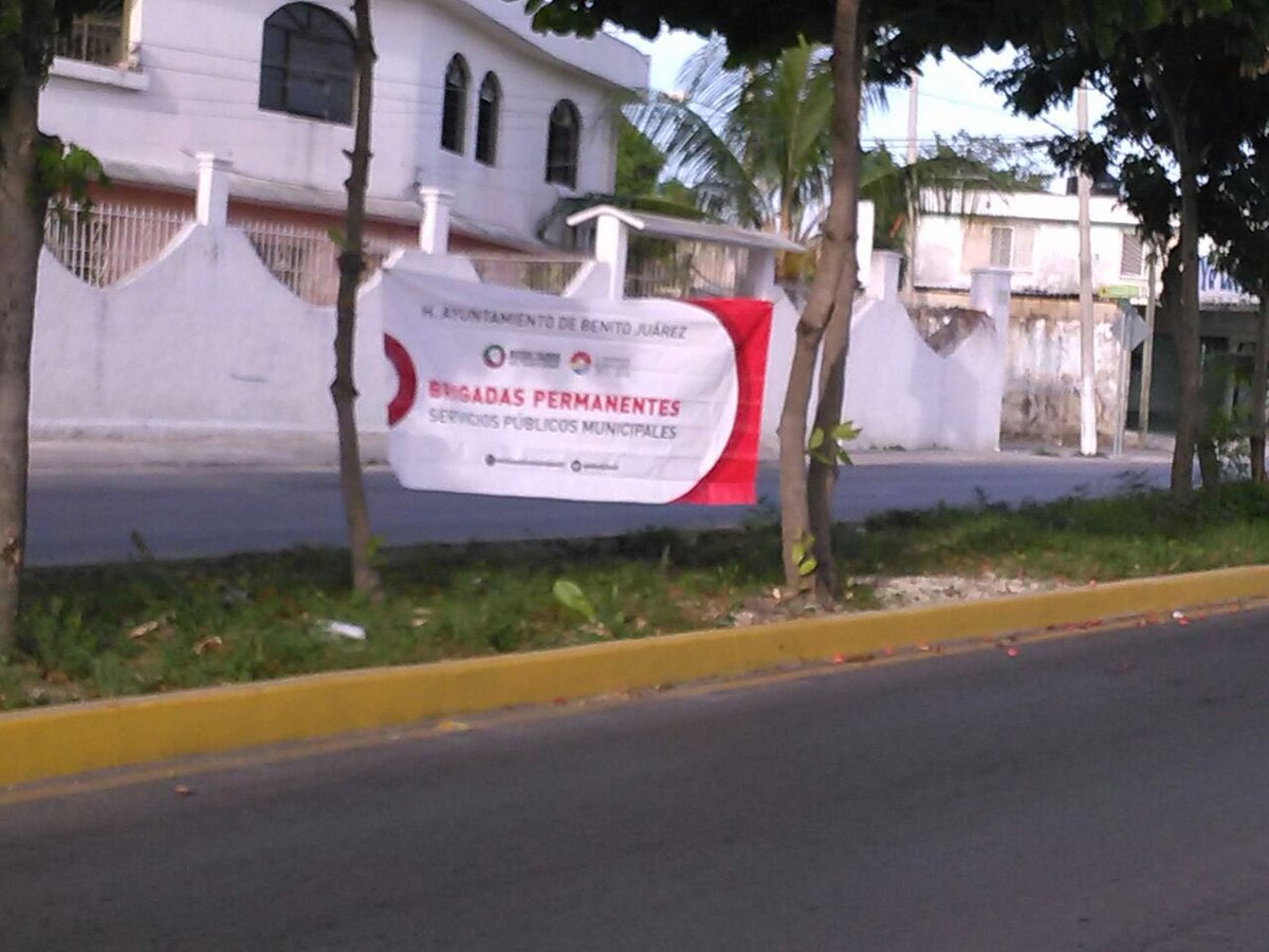EmmanuelZetina's tweet photo. Trabajos de limpieza en #Av20DeNov @PaulCarrillo2 @DAVIDROMEROVARA @fauadrian @VivoEnCancun https://t.co/JfD3tDjQDf