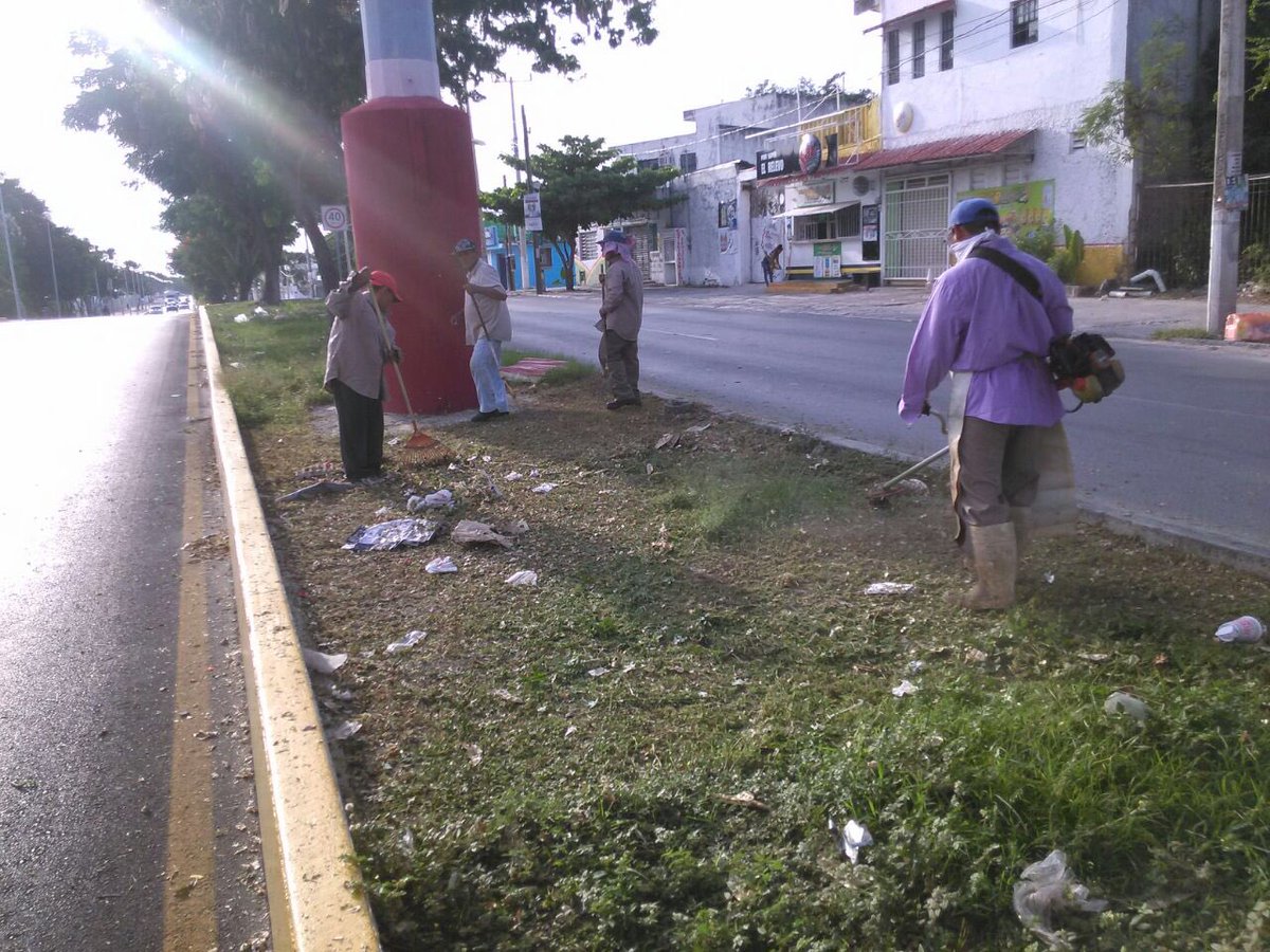 EmmanuelZetina's tweet photo. Trabajos de limpieza en #Av20DeNov @PaulCarrillo2 @DAVIDROMEROVARA @fauadrian @VivoEnCancun https://t.co/JfD3tDjQDf