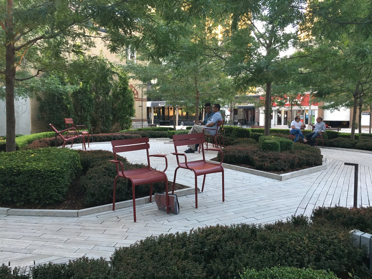 AlexDRMather's tweet image. Has the @FSToronto taken cues from #SitTO? Either way, kudos to whomever added seating to the parkette out front.