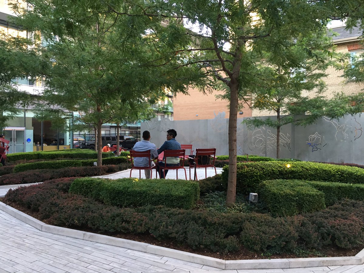 AlexDRMather's tweet image. Has the @FSToronto taken cues from #SitTO? Either way, kudos to whomever added seating to the parkette out front.