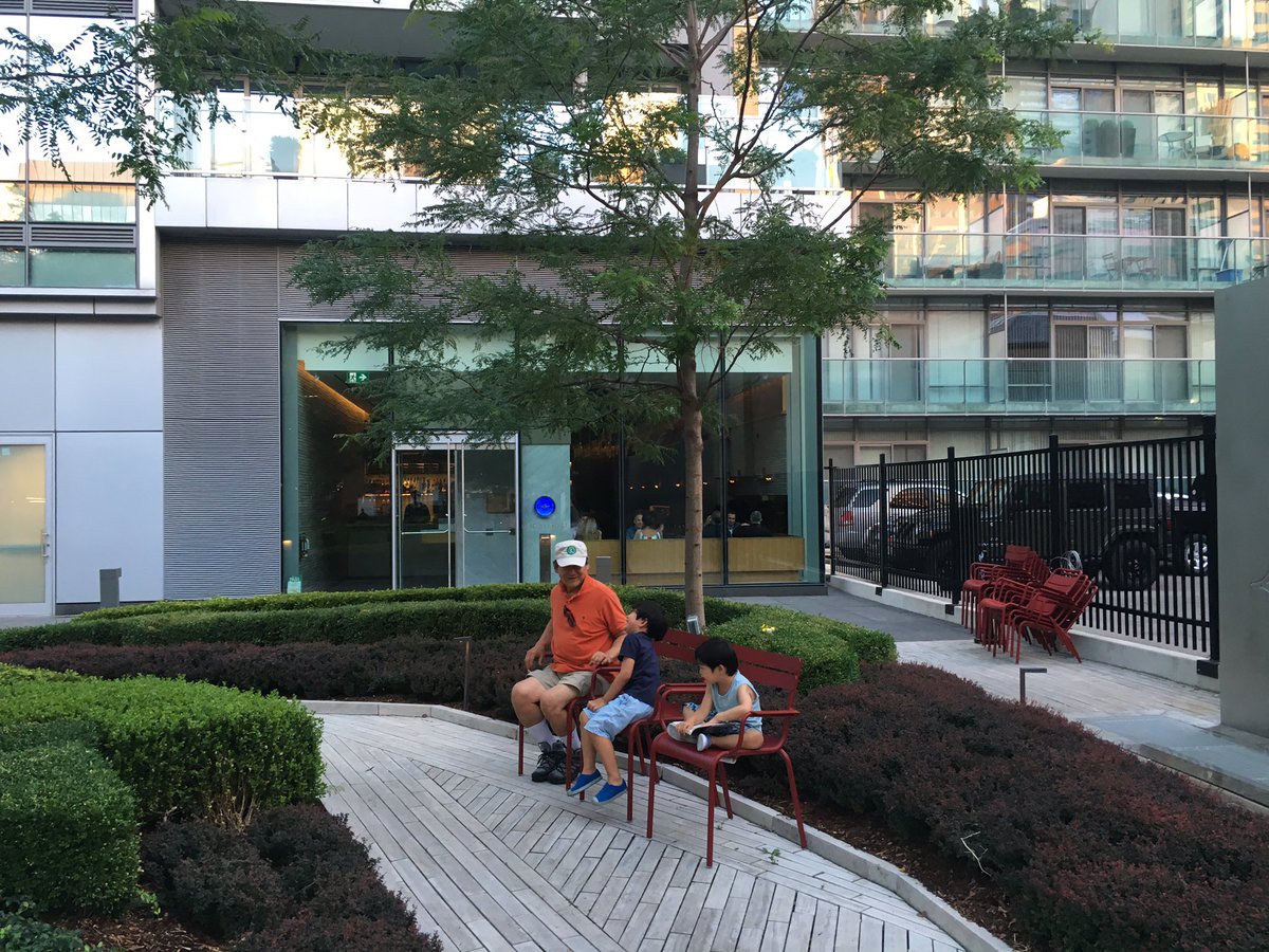 AlexDRMather's tweet image. Has the @FSToronto taken cues from #SitTO? Either way, kudos to whomever added seating to the parkette out front.