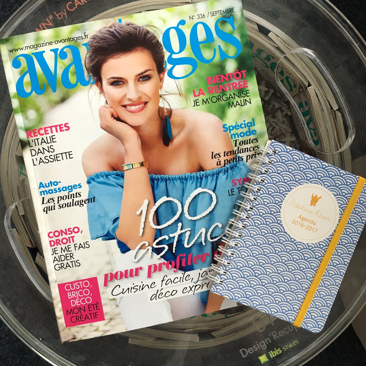 Ce mois-ci on vous réserve une jolie surprise en kiosque : un agenda #AdelineKlam à glisser dans son sac à main 🤗