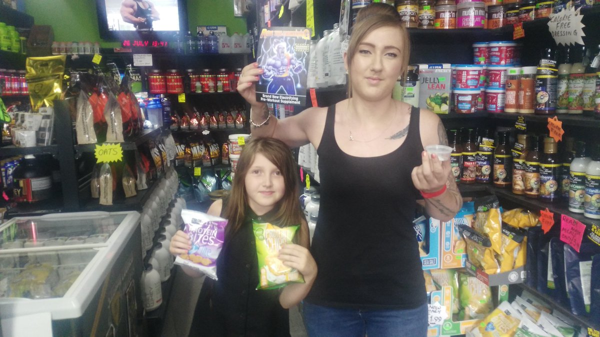 bodymanialtd's tweet photo. The #smilingduo thanks 4 coming into #store enjoy the #proteinbites @QuestNutrition @NovoNutrition @RideLightningPW https://t.co/ayUyEGBhBT