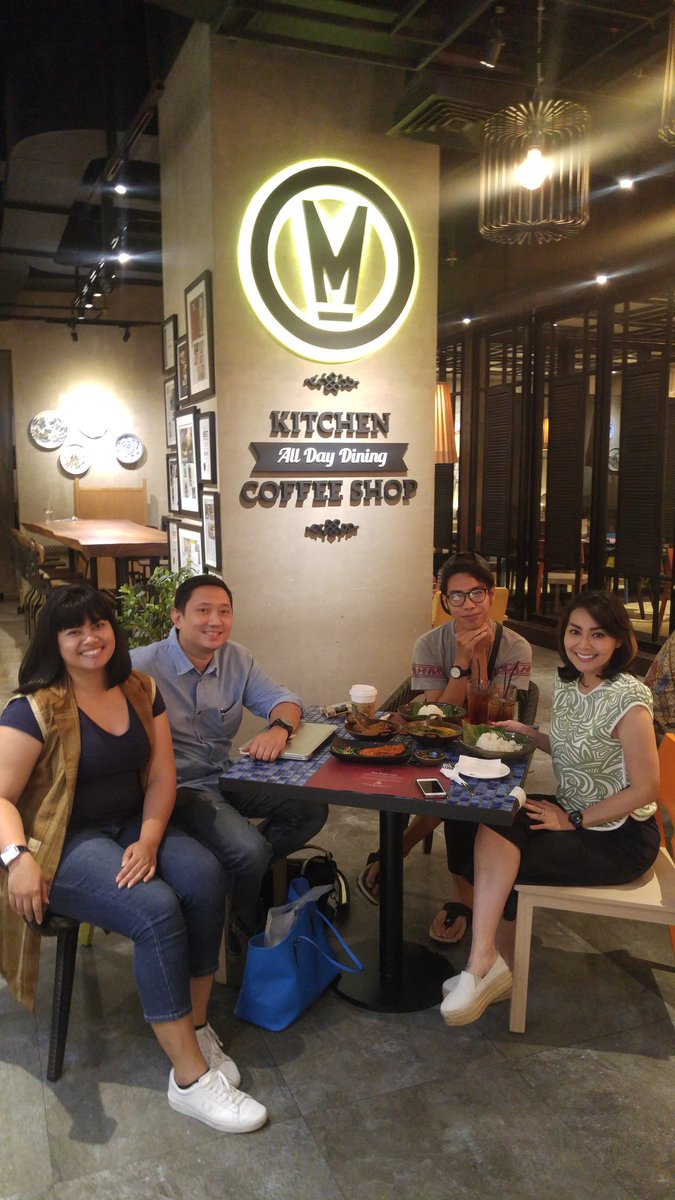 Dinner sambil meeting syantiiikk.. 😊