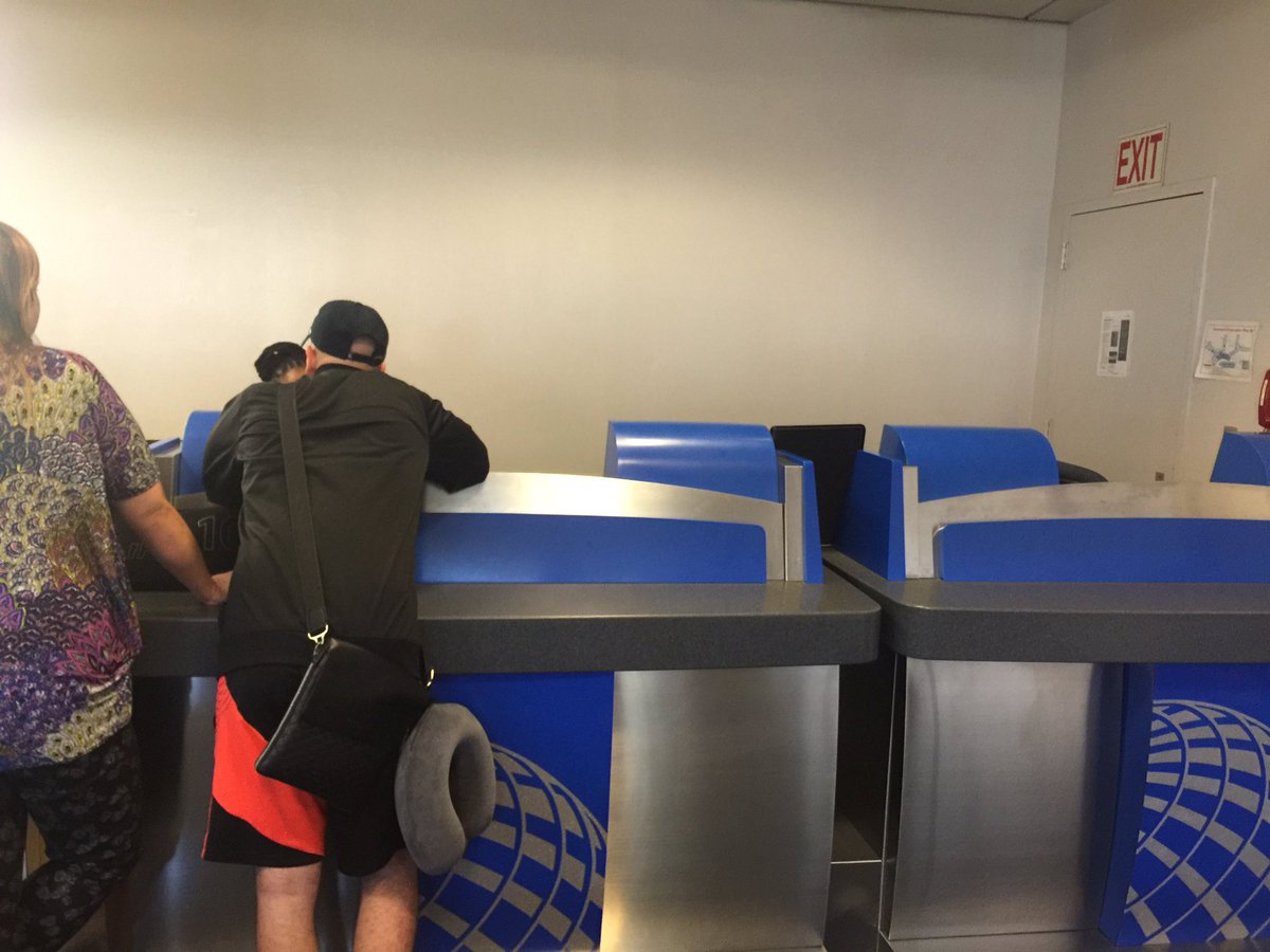 Puri64V's tweet photo. @united very poor service at the Newark counter https://t.co/09Ztr4nQbz
