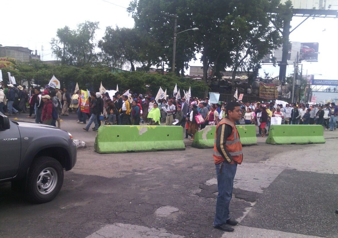 PMT_VILLANUEVA's tweet photo. Manifestantes avanzan de El Trébol hacia el Centro de #CDGT. Abundante carga vehicular en #tráficovn Aguilar Batres https://t.co/TwrZkqLn2E