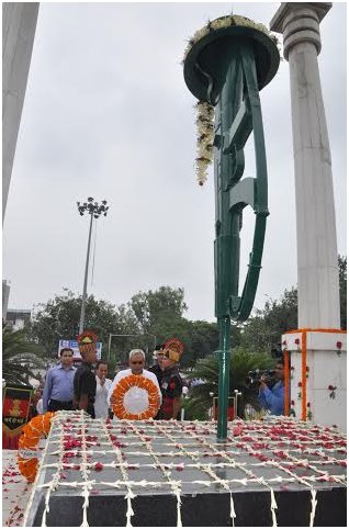 कारगिल के शहीदों को श्रद्धांजलि अर्पित करते हुए  | bit.ly/2adH1i8