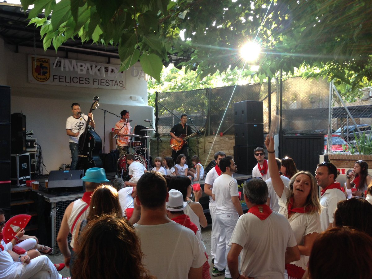 appTudela's tweet photo. Conciertazo de #Funestos en #Tudela. Viva #SantaAna2016!!! https://t.co/WKnWiPyUO5