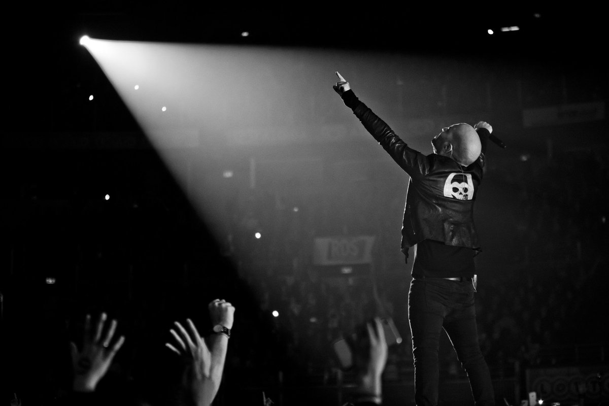 Negramaro's tweet photo. "Se tutto è... bellissimo
Se è come un... miracolo"

Stai #Attenta Sicilia, la Rivoluzione è qui! 📢 
#LRSAtour2016 https://t.co/vi6nQ728rK