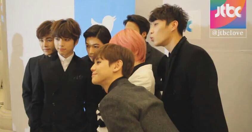 bongbyung's tweet photo. #beastfinite 8
* beast appear in infinite cam😂✨* https://t.co/pbecgAi5Ud