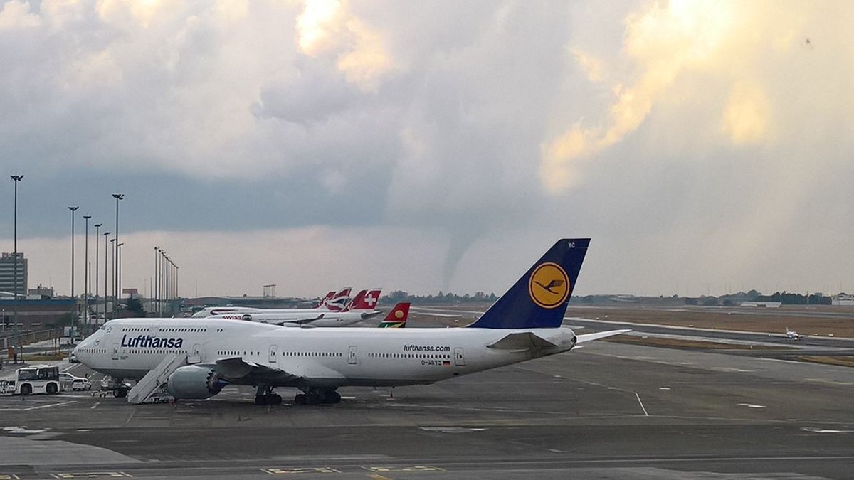 AMG133's tweet photo. I hope people in Jhb wore their brown pants today. #JhbTornado https://t.co/OZCmwlmtA9