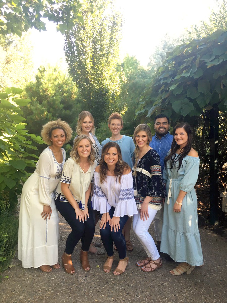 MLeoEvents's tweet photo. Spent the day with these amazing people yesterday. Is the #MLETeam a beautiful lookin' group or what?! #LoveThem π https://t.co/J5Tg3mNo4Z