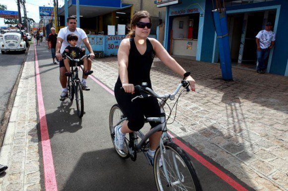 bsasenbici's tweet photo. Curitiba tendrá ciclovías que generarán energía a partir del movimiento de los ciclistas   https://t.co/bzax1wgcIJ https://t.co/lAy2cEzwRp