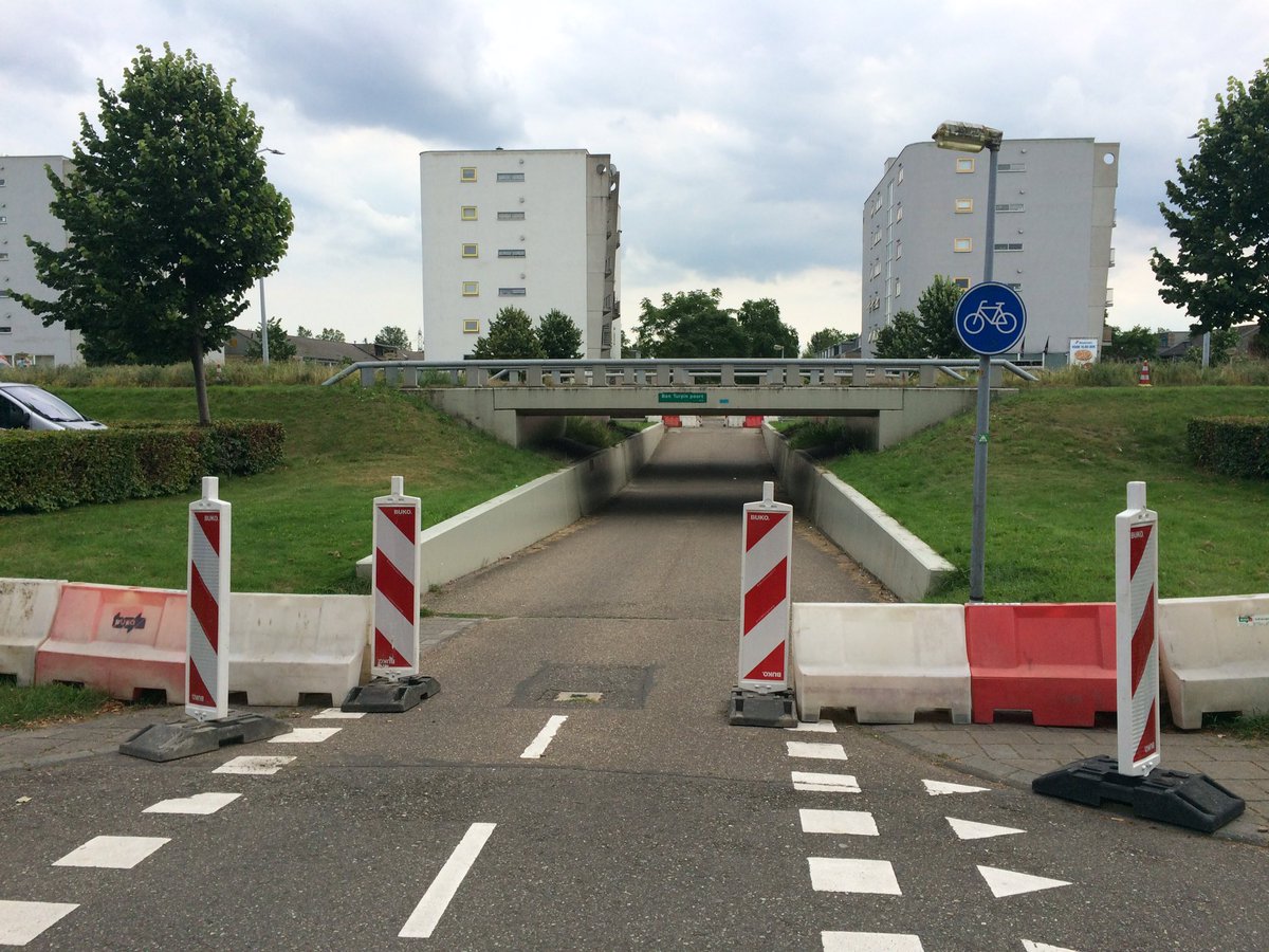 We hebben doorgang fietstunnels Cinemadreef versmald. Helaas nodig omdat auto's het fietspad misbruiken! #omleiding