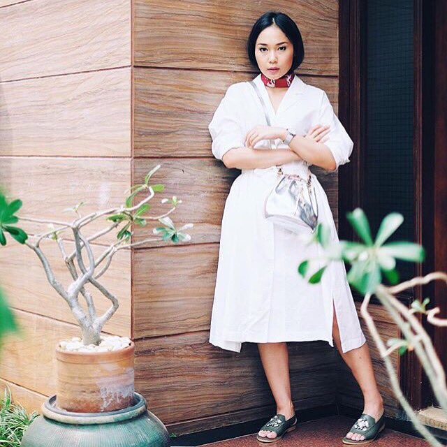 'Cavalese' a classic bucket bag in silver color.
Show the futuristic yet edgy style.