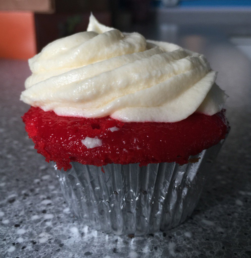 Aaron_T_89's tweet photo. Happy Birthday shoutout to @JustinOdney! @wetellwell thanks you for the amazing cupcakes! With @TellwellNoah https://t.co/v19vCnqqZW