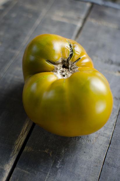 gardenandgun's tweet photo. An heirloom tomato expert’s favorite fruits: https://t.co/kAY5ud4mWI https://t.co/HBkj0lCBcT