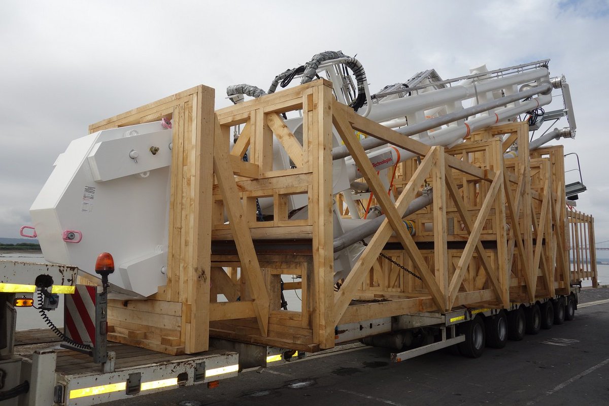 TransitTmt's tweet photo. Déchargement du bras au #PortFluvial #transport en #ConvoiExceptionnel au #TerminalDuHavre https://t.co/rtKZwZThek