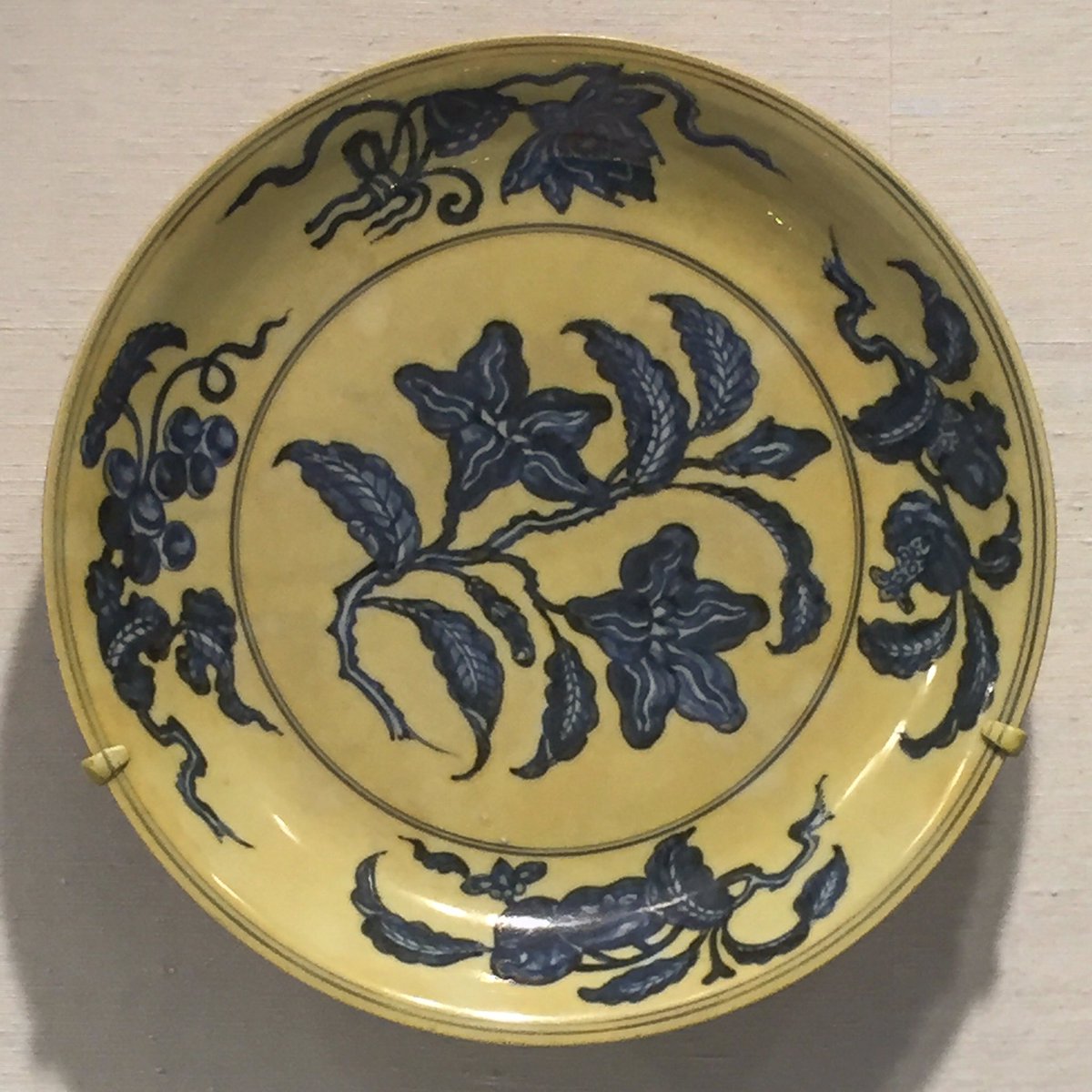 KurtBehrendt's tweet photo. Dish with Gardenias, China, Ming dynasty, late 16th c., Jingezhen ware, porcelain, MMA 19.28.10 #themet #chineseart https://t.co/fytbUbktsb
