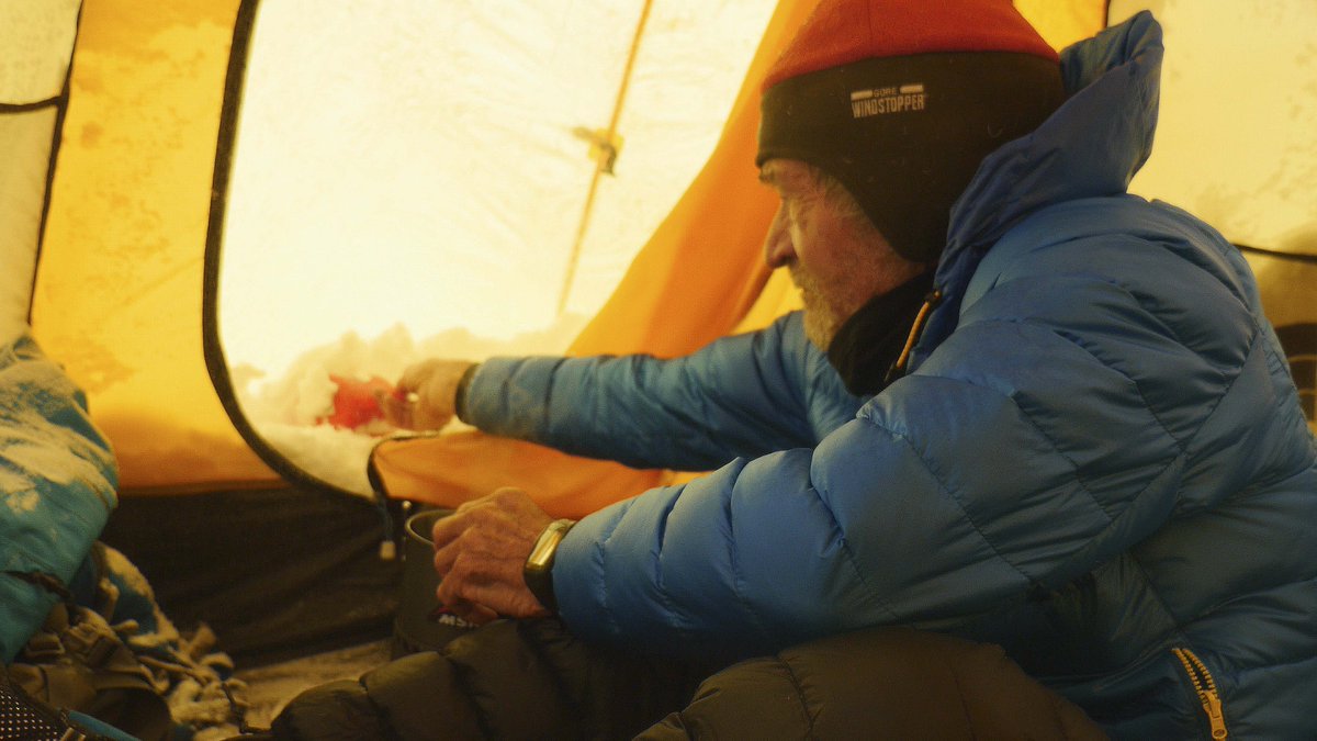 En la montaña, la hidratación es fundamental. Es importante deshacer hielo y beber mucho líquido
