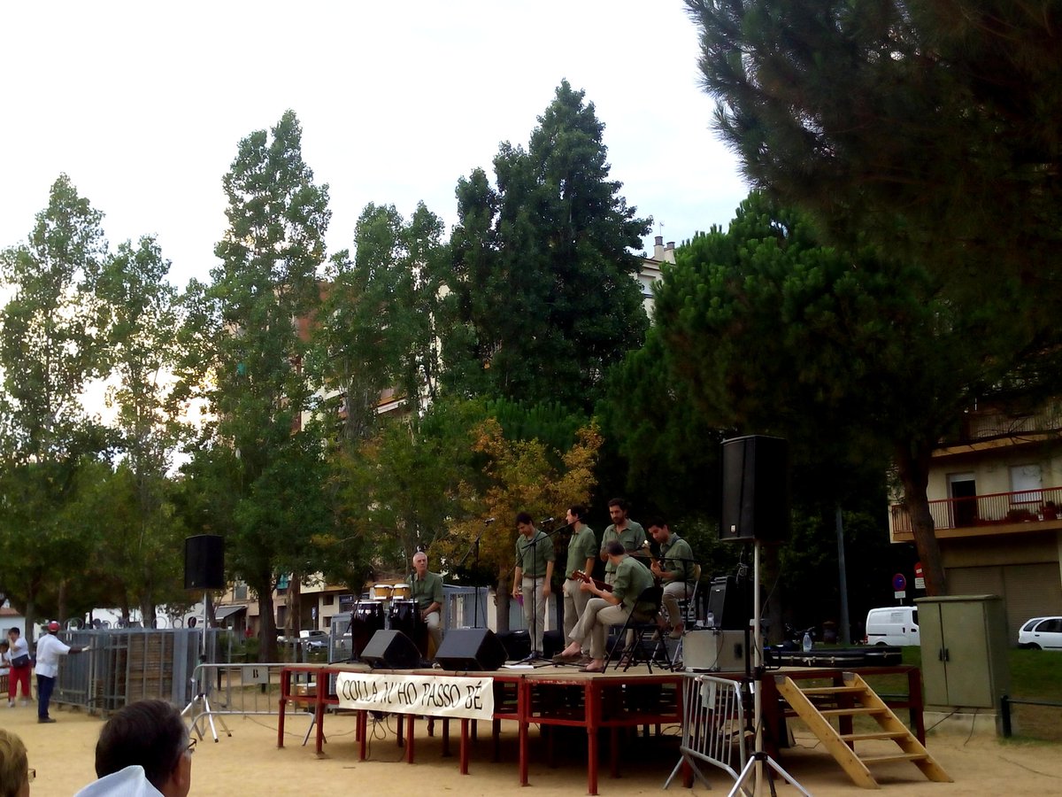8NURIA's tweet photo. Havaneres a càrrec del grup Els Cremats a la plaça de la Maçana #fmsalt2016 https://t.co/KLVQjFfqRv