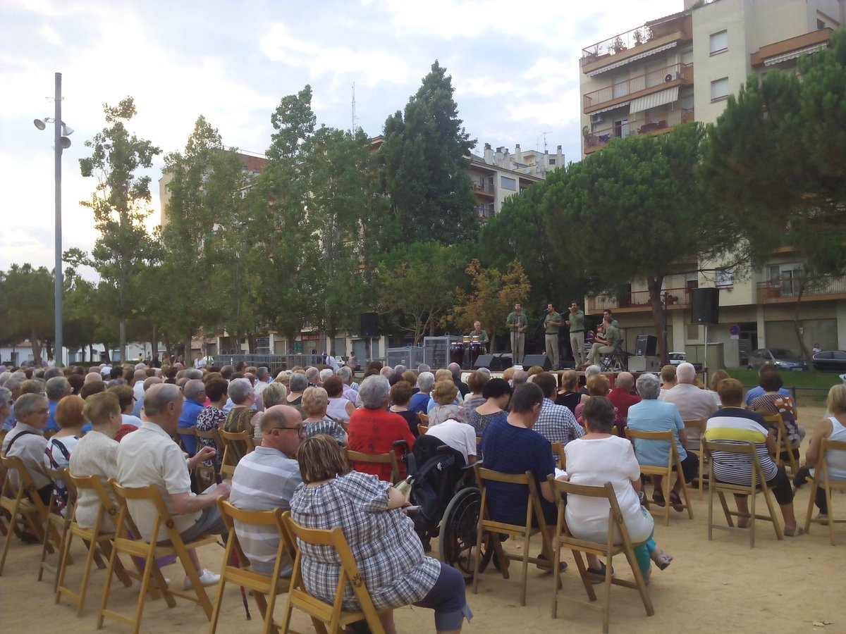 8NURIA's tweet photo. Havaneres a càrrec del grup Els Cremats a la plaça de la Maçana #fmsalt2016 https://t.co/KLVQjFfqRv