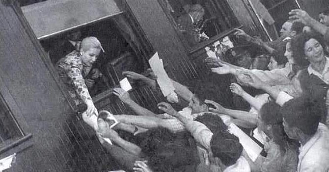 Volvio y sigue siendo millones porque  #Evita  vive en el corazon del pueblo argentino.