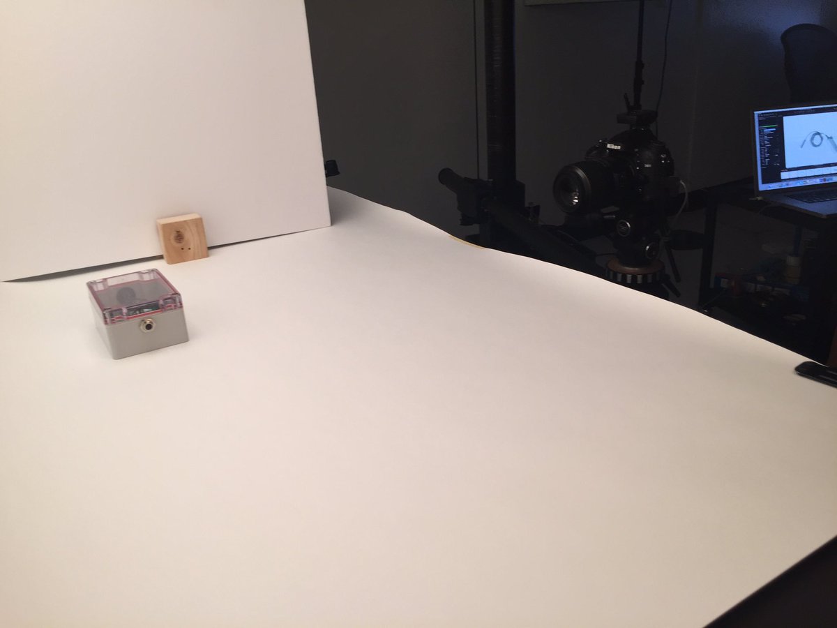 Worximity's tweet image. Shooting pour le nouveau site web chez Julie Langenegger Lachance Photographe. Le capteur prend la pose #tileconnect