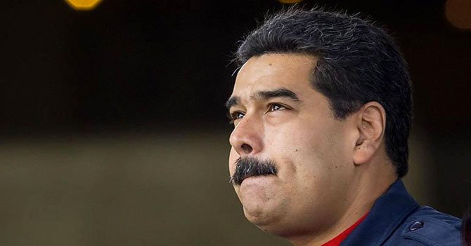 ChiguireBipolar's tweet photo. Maduro no sabe si este fin le toca quedarse donde Fidel o donde Padrino López > https://t.co/jqBu1lyXqa      https://t.co/KG69TpqEcS